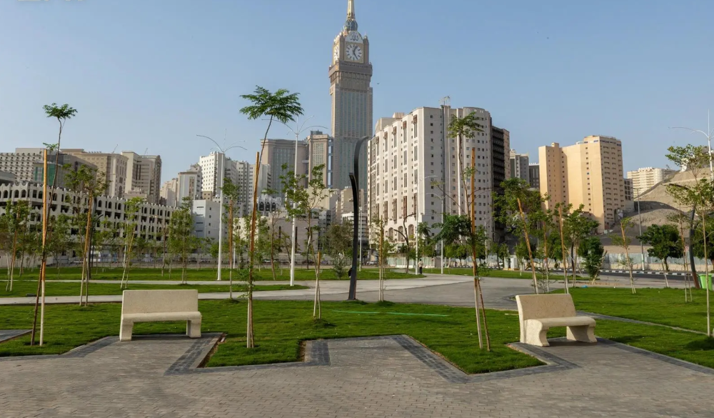 المساحات الخضراء في مكة.. بيئة حضرية تلطّف الأجواء وتعزز راحة الزوار والمعتمرين