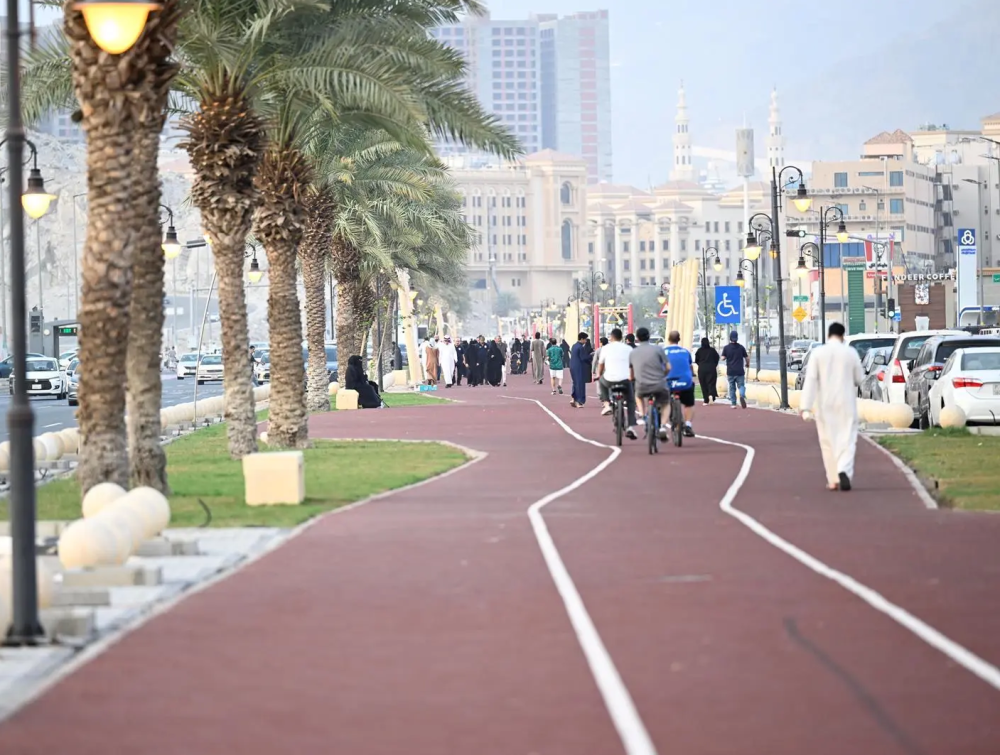المساحات الخضراء في مكة.. بيئة حضرية تلطّف الأجواء وتعزز راحة الزوار والمعتمرين
