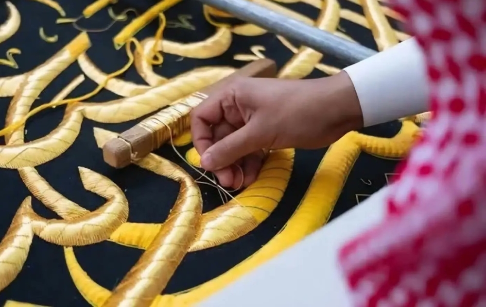 ضيوف خادم الحرمين يشيدون بعناية المملكة بكسوة الكعبة