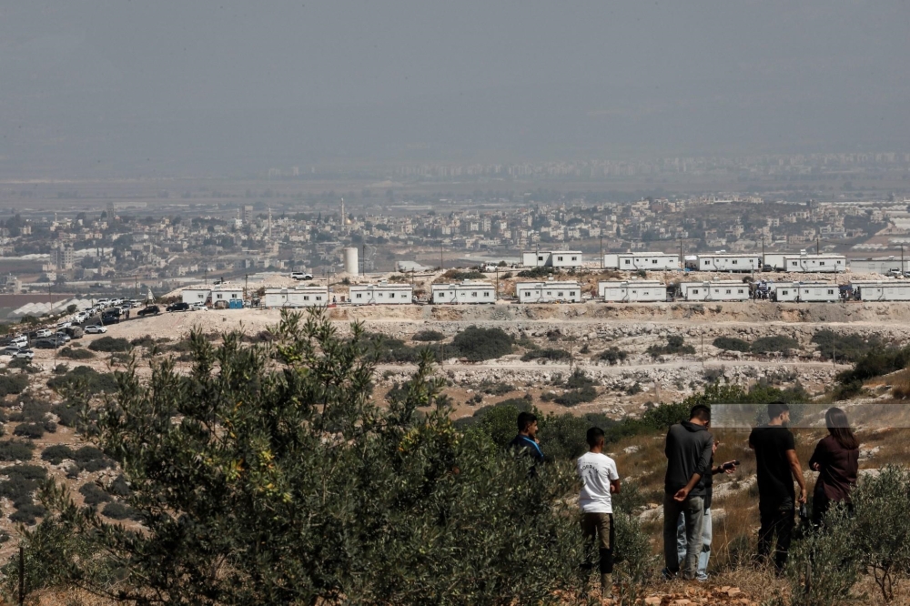 مستوطنون يحاصرون منازل فلسطينيين في الضفة الغربية - وفا