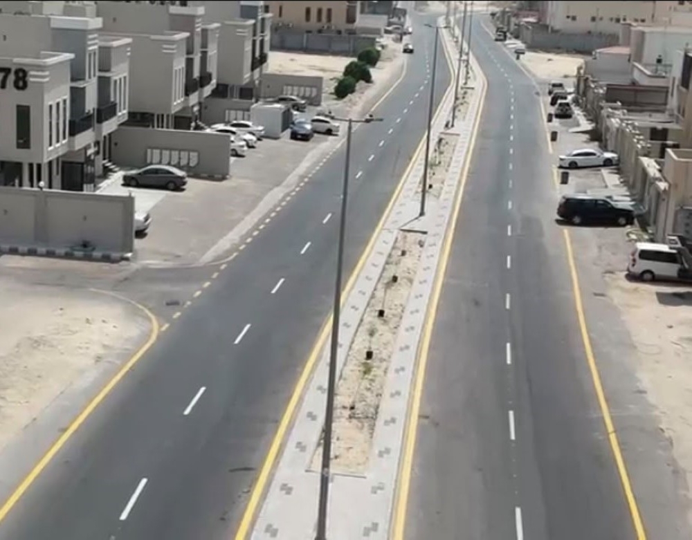 46 ألف م² من السفلتة والأرصفة ترفع كفاءة طرق حي المنار بغرب الدمام
