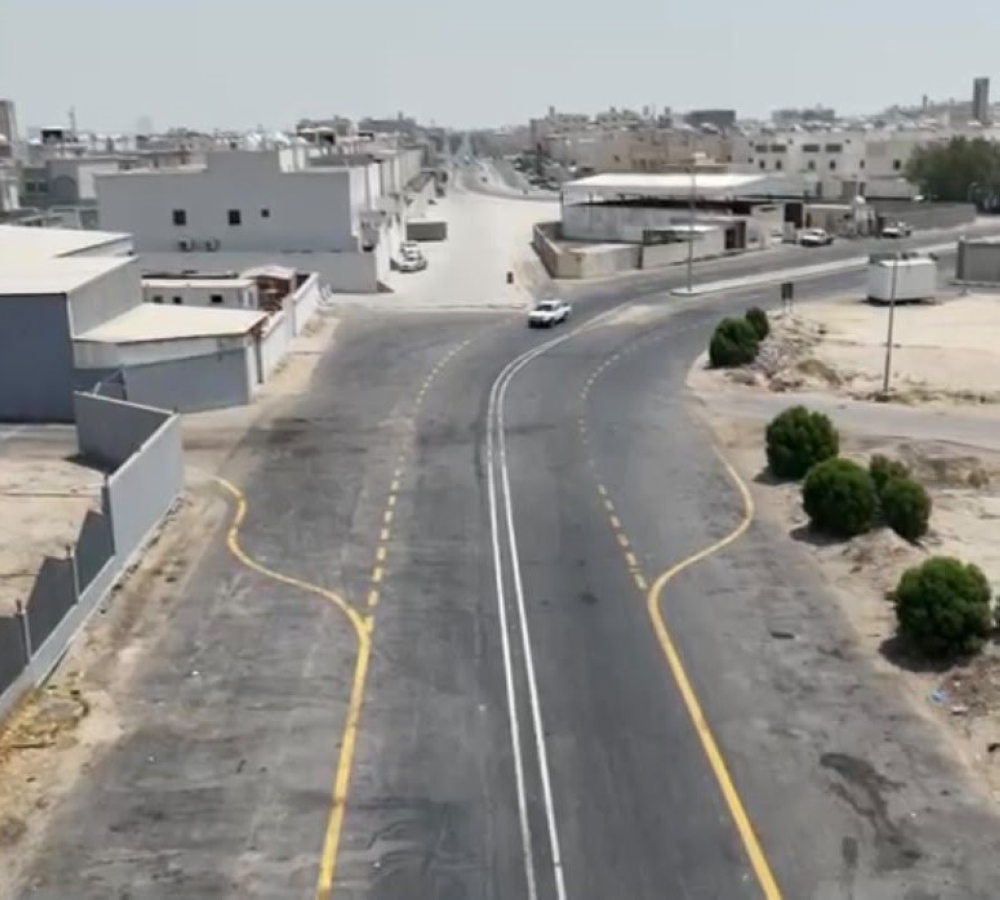 46 ألف م² من السفلتة والأرصفة ترفع كفاءة طرق حي المنار بغرب الدمام
