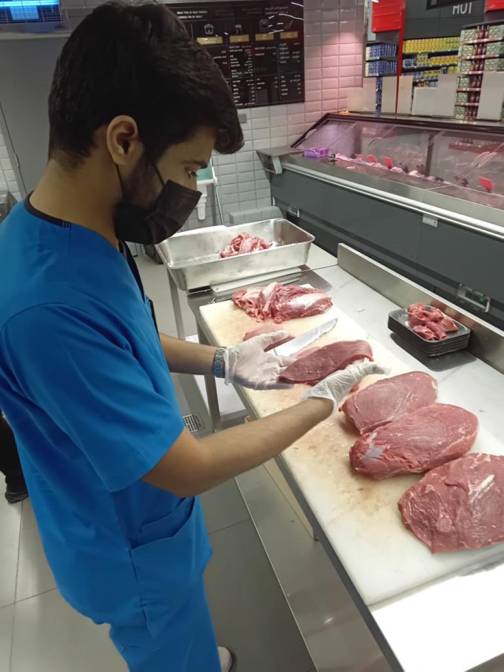 ارتفاع أسعار اللحوم والدجاج وانخفاض الروبيان والهامور خلال شهر