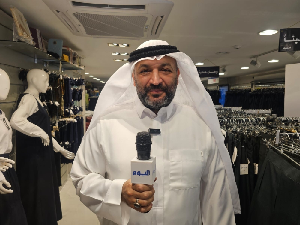بائع ملابس الزي الموحد علي مبارك أبوالسعود