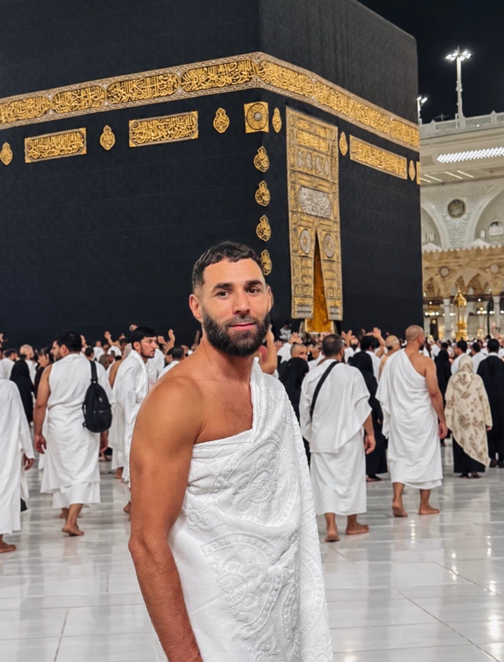 كريم بنزيما يظهر معتمراً بعد رحيله عن الهلال