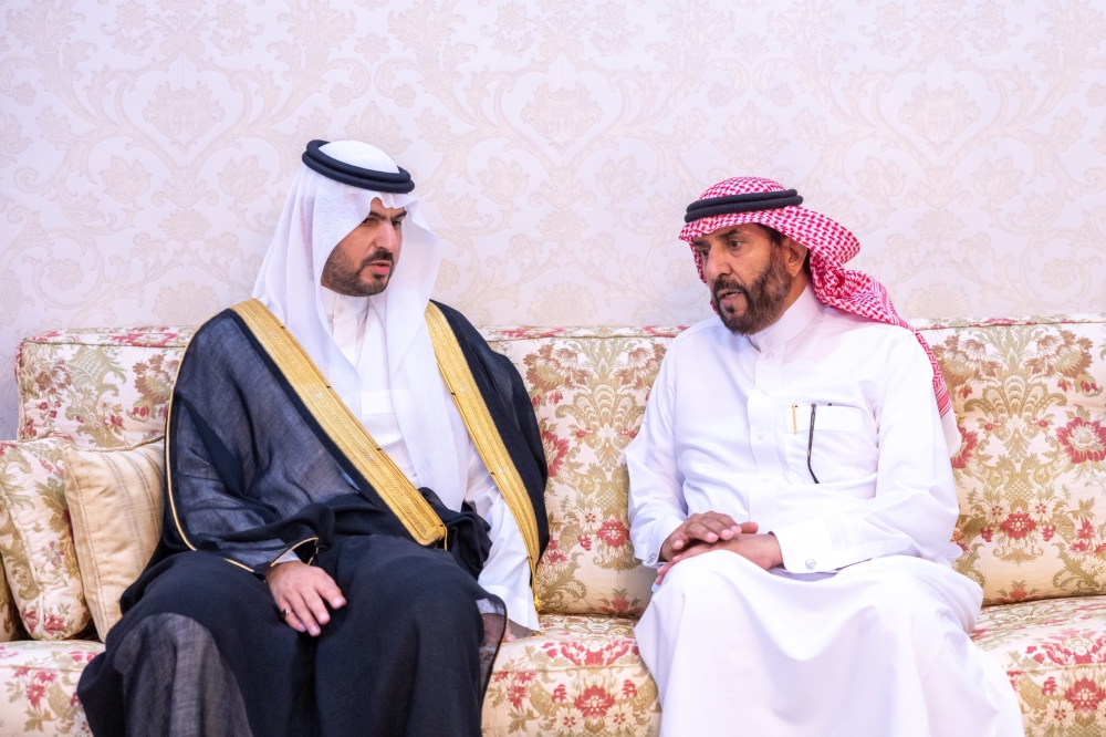 نائب أمير المنطقة الشرقية يقدم التعازي لأسرة العلي