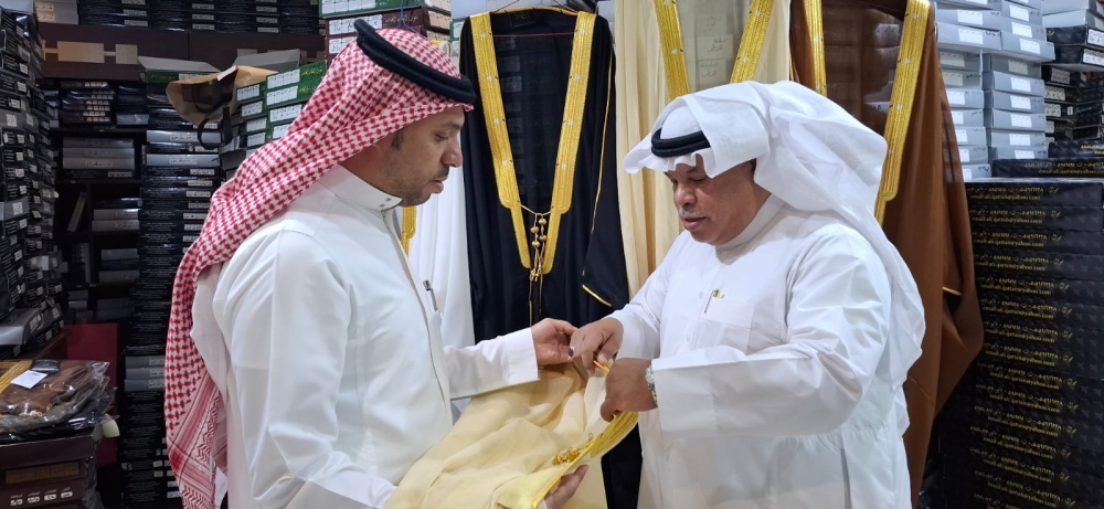 حياكة البشت في الأحساء.. حرفة عريقة توارثتها الأجيال - اليوم