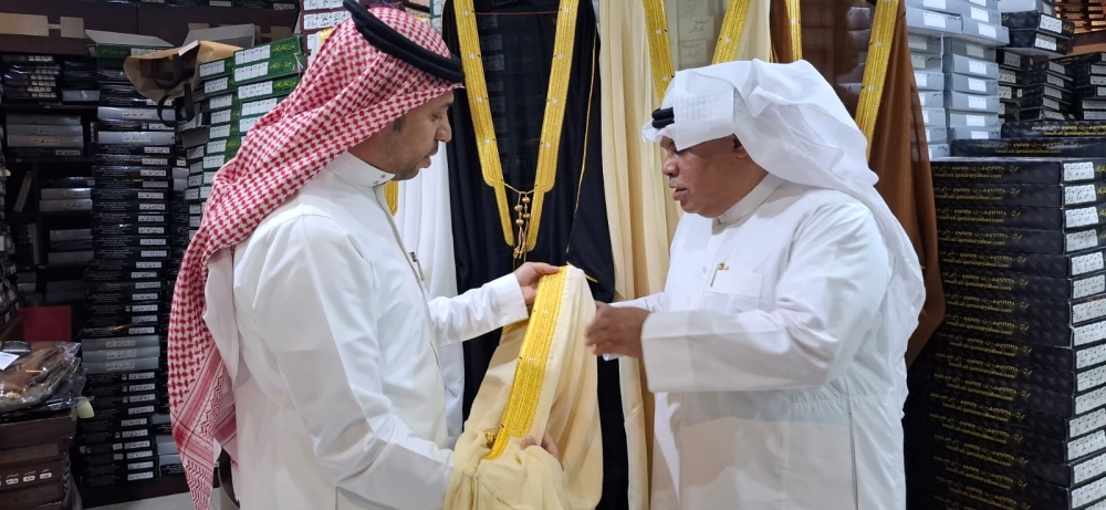 حياكة البشت في الأحساء.. حرفة عريقة توارثتها الأجيال - اليوم