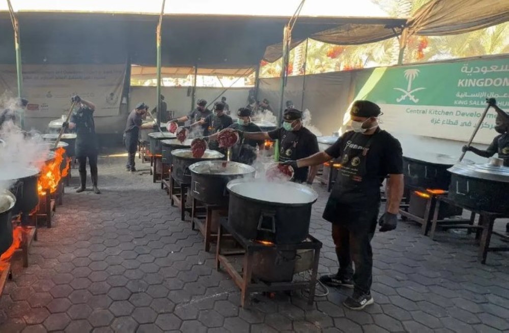 مطبخ مركز الملك سلمان للإغاثة يوزع 24,800 وجبة في غزة - واس 