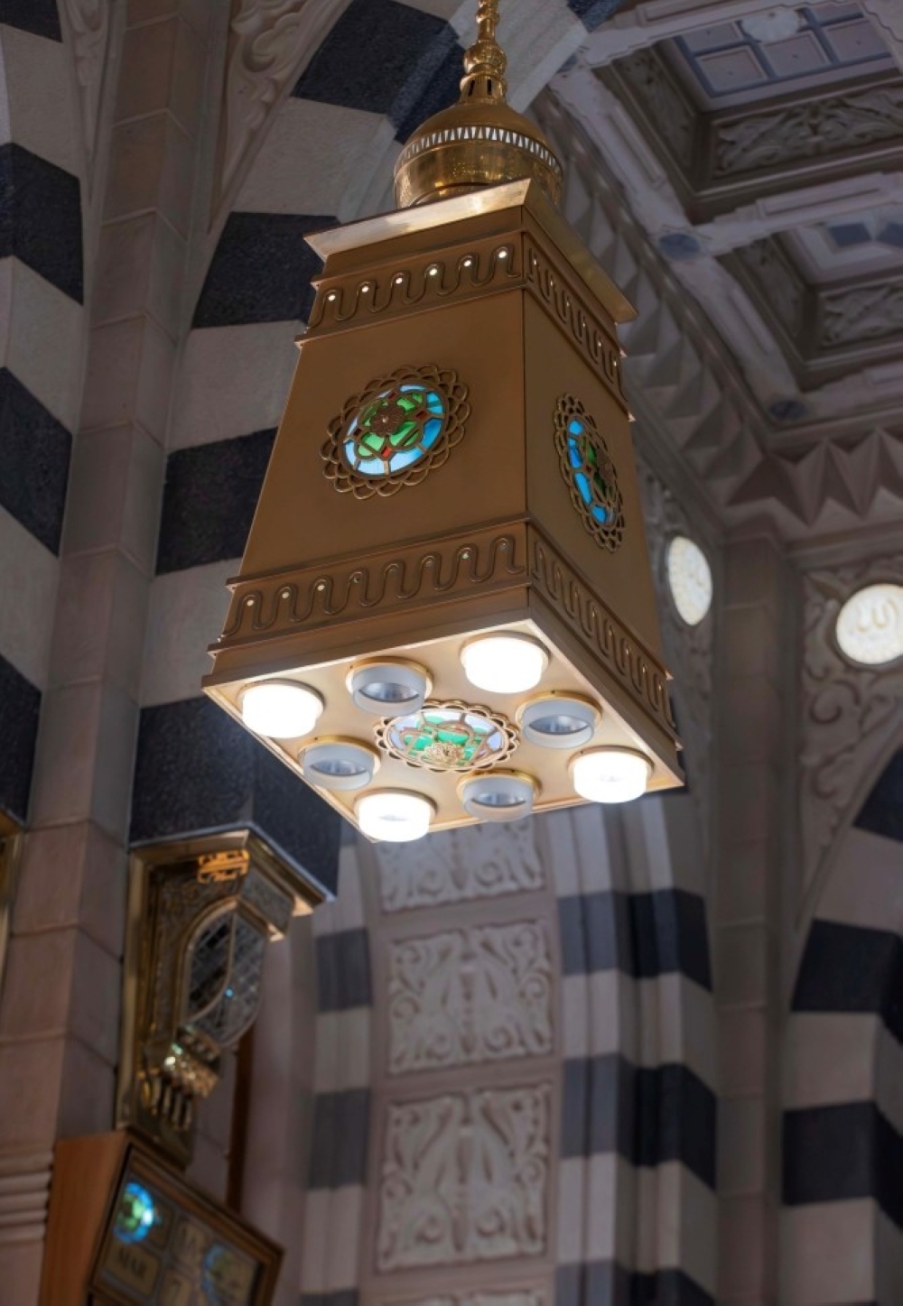 وحدات الإنارة تضيء المسجد النبوي - واس