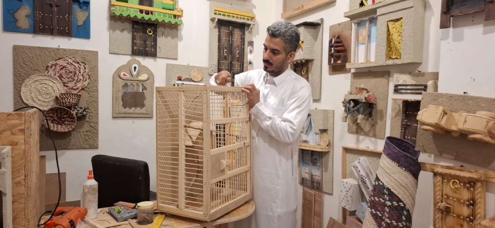 من البيت إلى سوق الحرفيين.. حرفي بالأحساء يحوّل الموروث إلى مشروع مهني