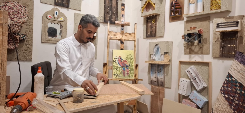 من البيت إلى سوق الحرفيين.. حرفي بالأحساء يحوّل الموروث إلى مشروع مهني 