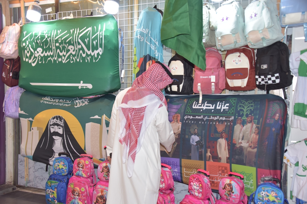 فيديو| مع اقتراب اليوم الوطني.. ماذا يشتري السعوديون استعدادًا للاحتفال؟
