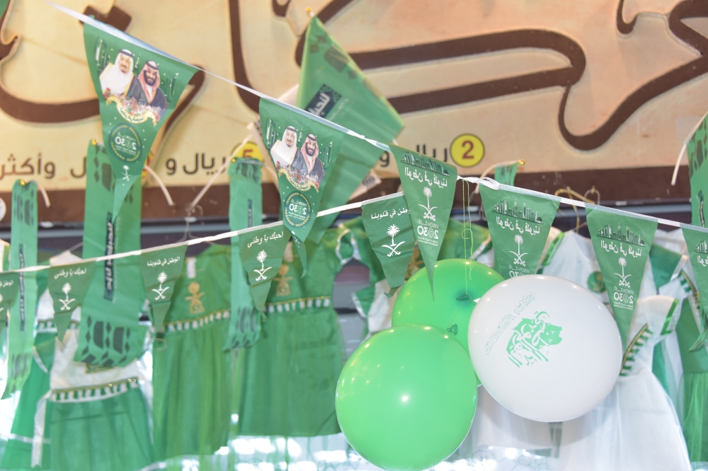 فيديو| مع اقتراب اليوم الوطني.. ماذا يشتري السعوديون استعدادًا للاحتفال؟