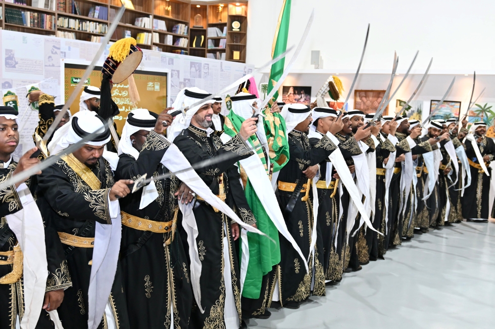 «طبعنا عز» يجمع 30 فنانًا في معرض يحتفي بالهوية السعودية بالدمام 