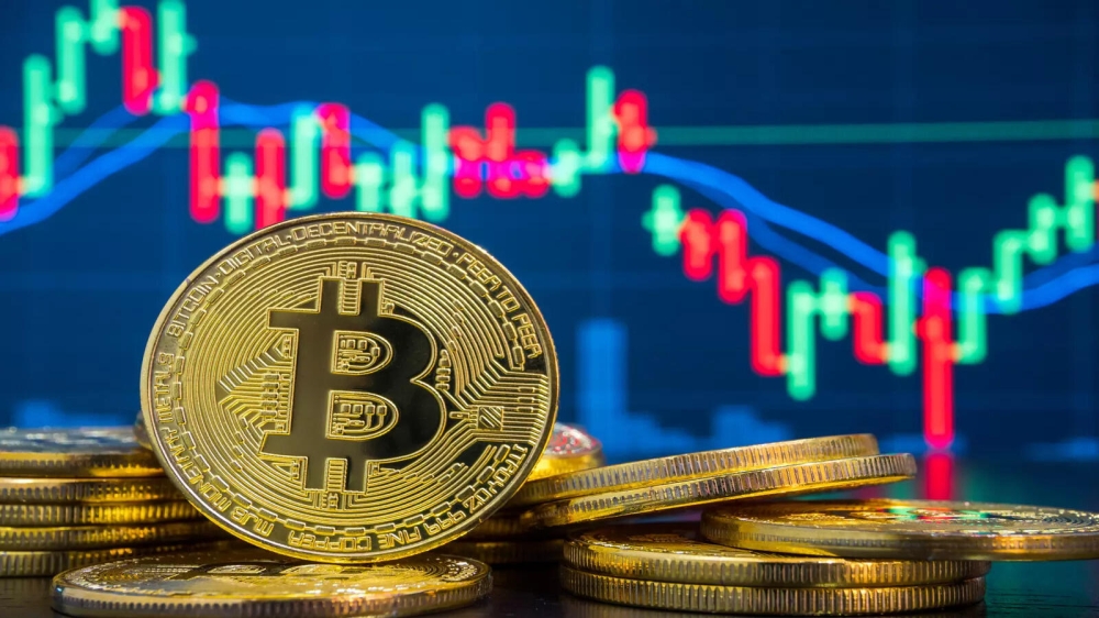 البيتكوين تلامس أعلى مستوى في 8 أشهر بدعم التدفقات الأمريكية 