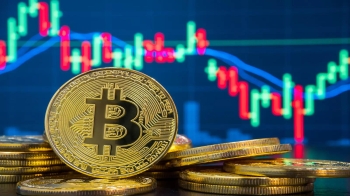 البيتكوين تلامس أعلى مستوى في 8 أشهر بدعم التدفقات الأمريكية