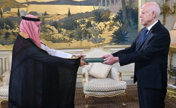 خلال مراسم بقصر قرطاج.. السفير البريثن يقدّم أوراق اعتماده للرئيس التونسي
