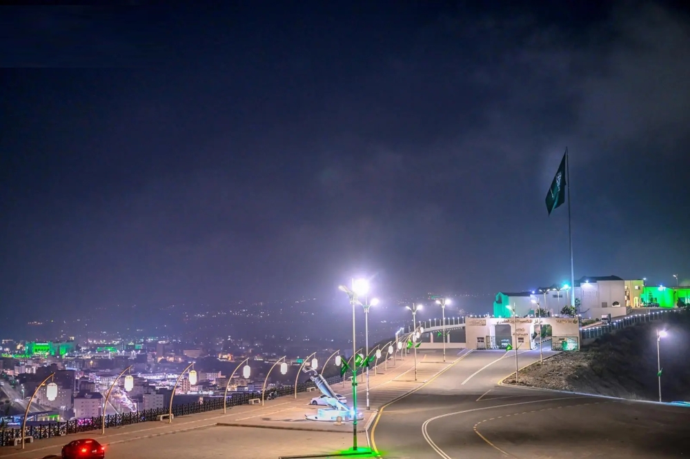 العلم السعودي يعانق الضباب في سماء الباحة - واس