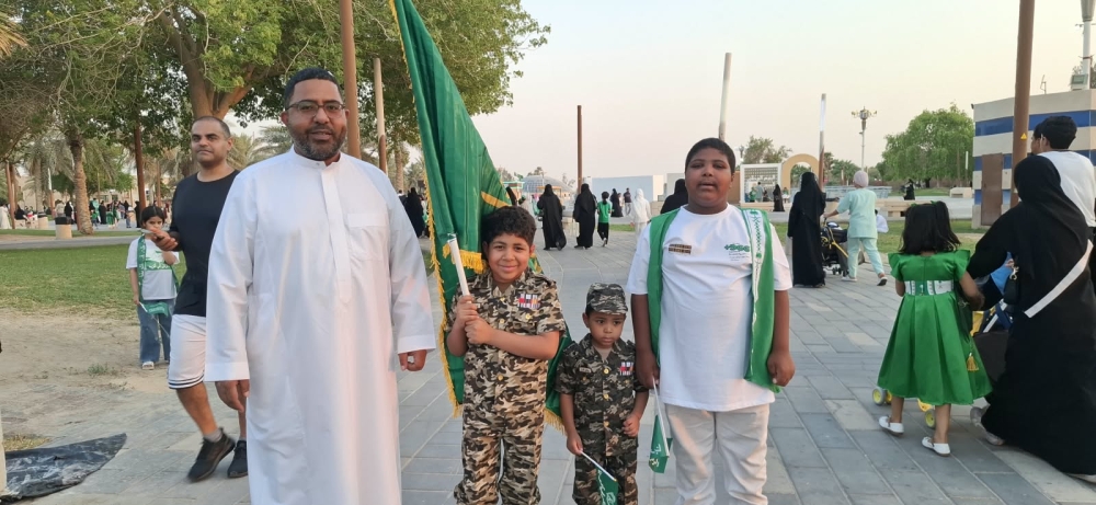 الأطفال بكل فخر في يوم الوطن: 