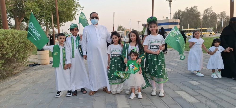 الأطفال بكل فخر في يوم الوطن: 