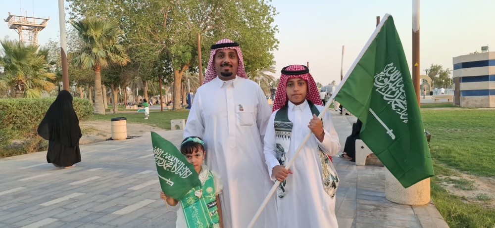 الأطفال بكل فخر في يوم الوطن: 