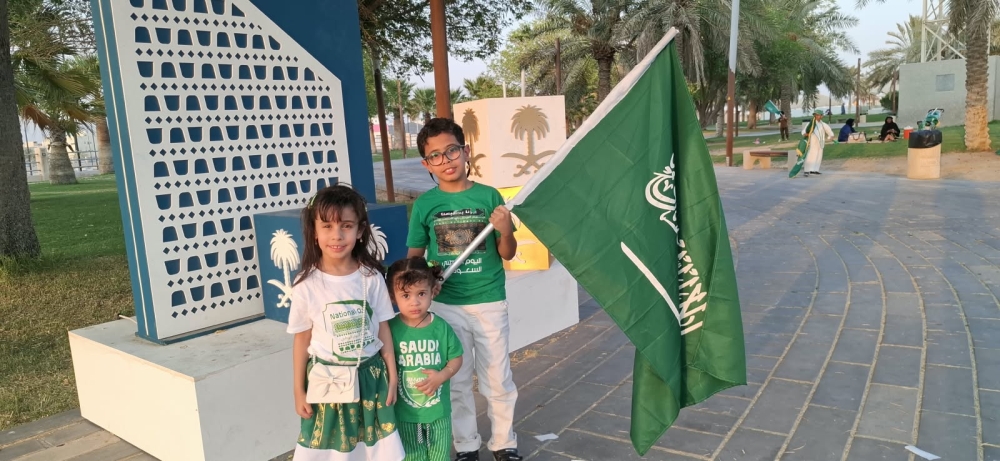 الأطفال بكل فخر في يوم الوطن: 