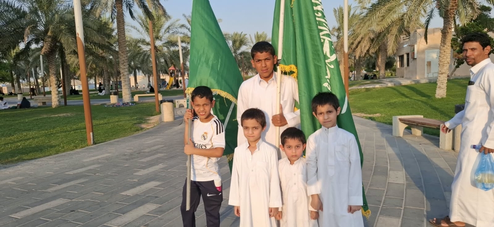 الأطفال بكل فخر في يوم الوطن: 