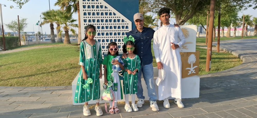 الأطفال بكل فخر في يوم الوطن: 
