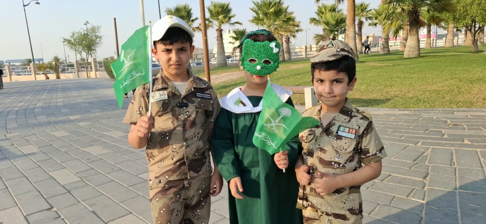 الأطفال بكل فخر في يوم الوطن: 
