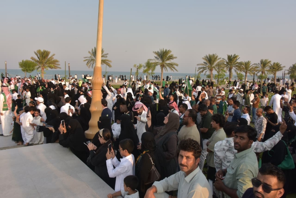 العرضة السعودية تشعل الحماس في كورنيش الخبر - اليوم 