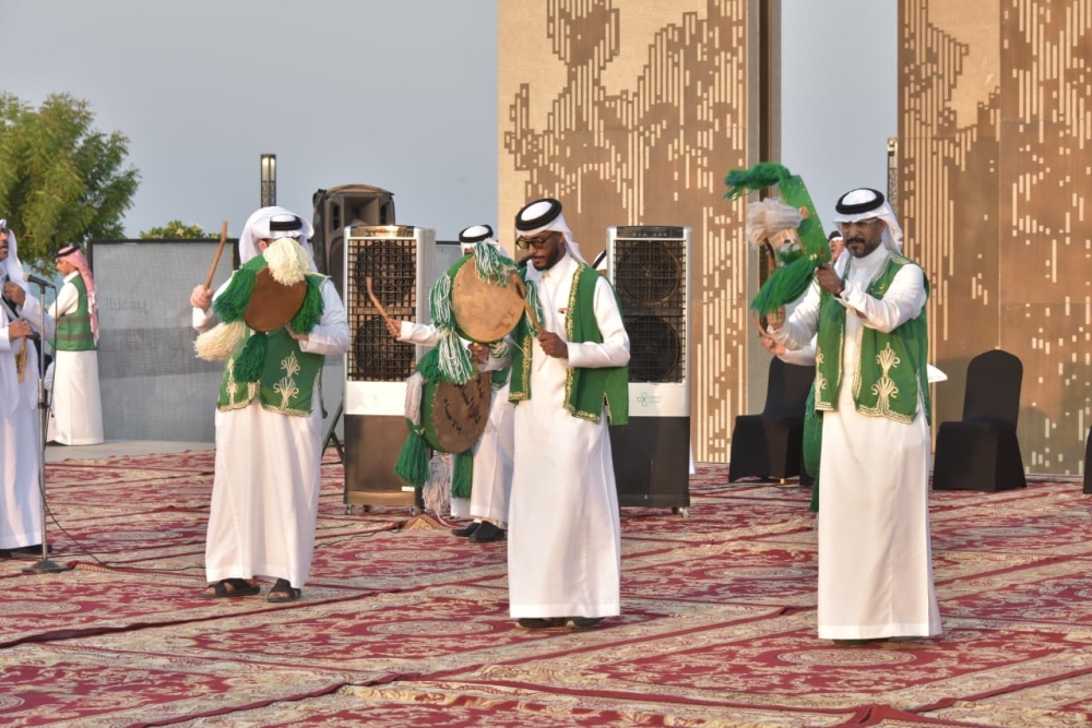 شاهد| العرضة السعودية تشعل الحماس في كورنيش الخبر