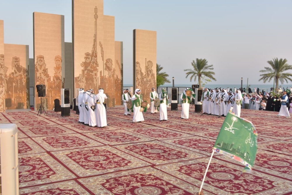 العرضة السعودية تشعل الحماس في كورنيش الخبر - اليوم 
