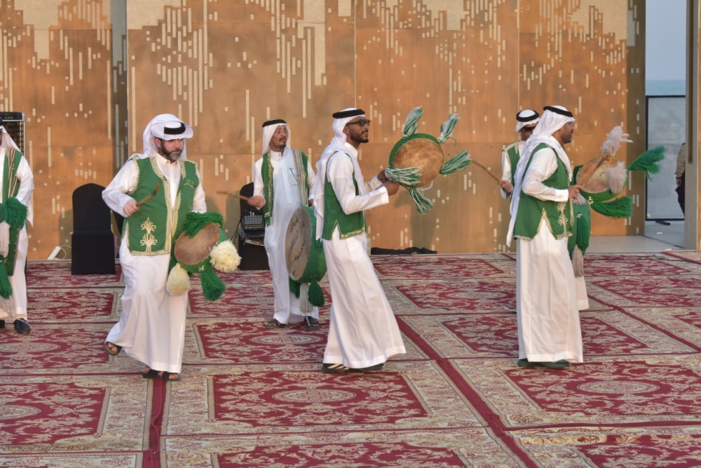 العرضة السعودية تشعل الحماس في كورنيش الخبر - اليوم 