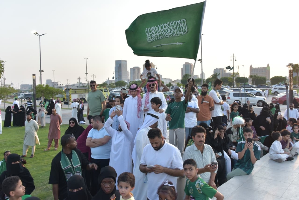 العرضة السعودية تشعل الحماس في كورنيش الخبر - اليوم 
