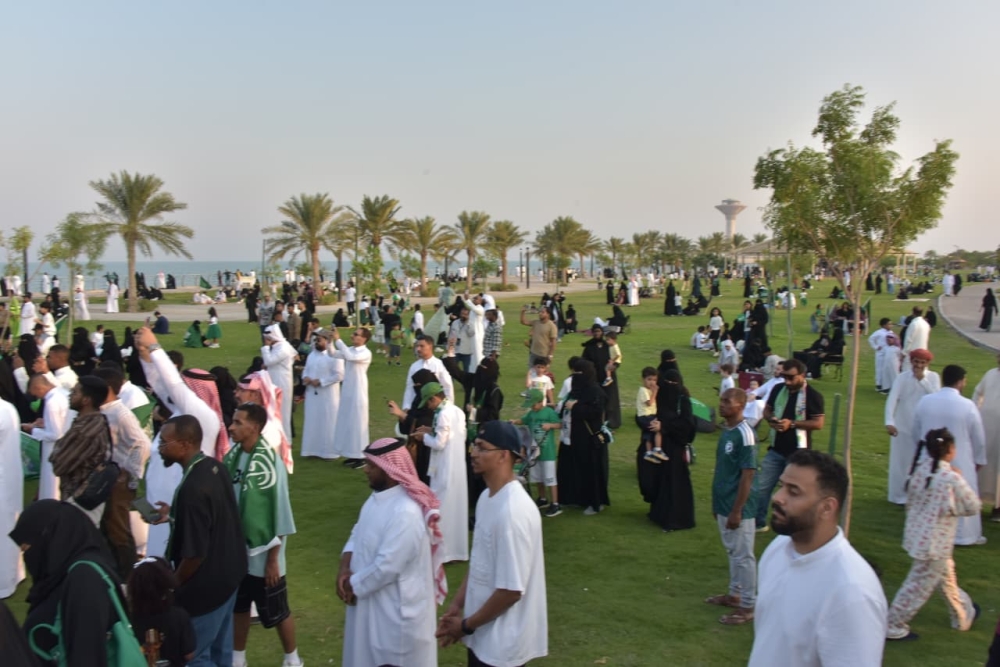 شاهد| العرضة السعودية تشعل الحماس في كورنيش الخبر