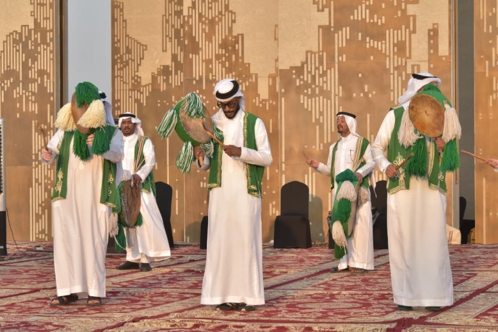 شاهد| العرضة السعودية تشعل الحماس في كورنيش الخبر