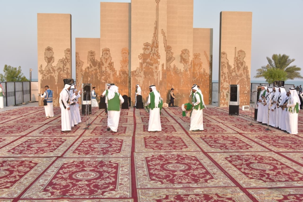 العرضة السعودية تشعل الحماس في كورنيش الخبر - اليوم 