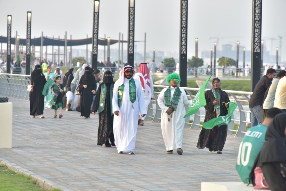 شاهد| العرضة السعودية تشعل الحماس في كورنيش الخبر