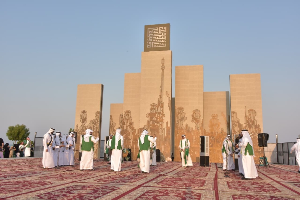 شاهد| العرضة السعودية تشعل الحماس في كورنيش الخبر