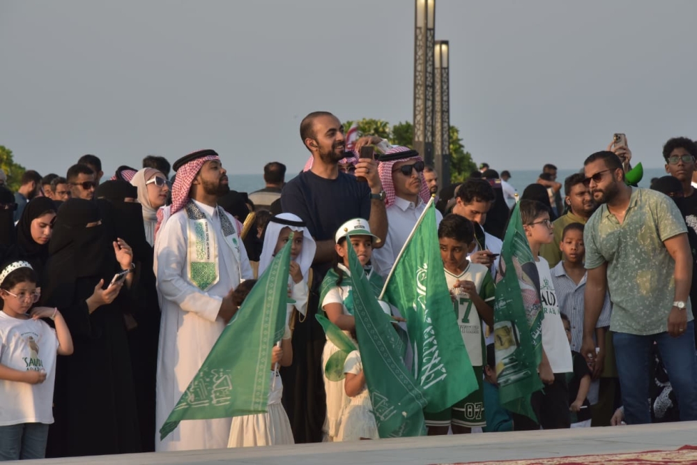 شاهد| العرضة السعودية تشعل الحماس في كورنيش الخبر