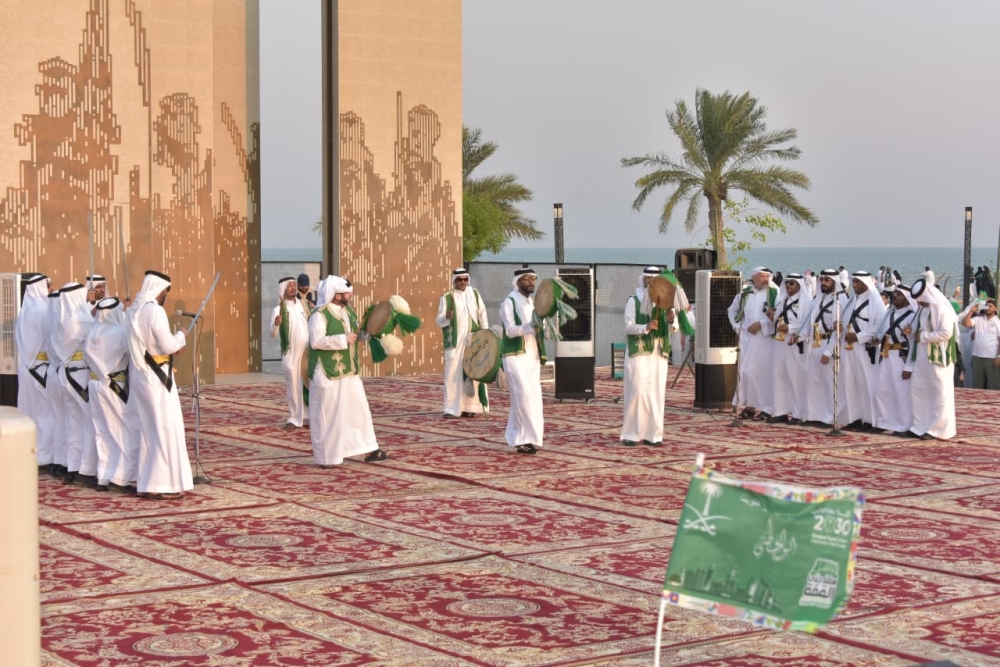 العرضة السعودية تشعل الحماس في كورنيش الخبر - اليوم 