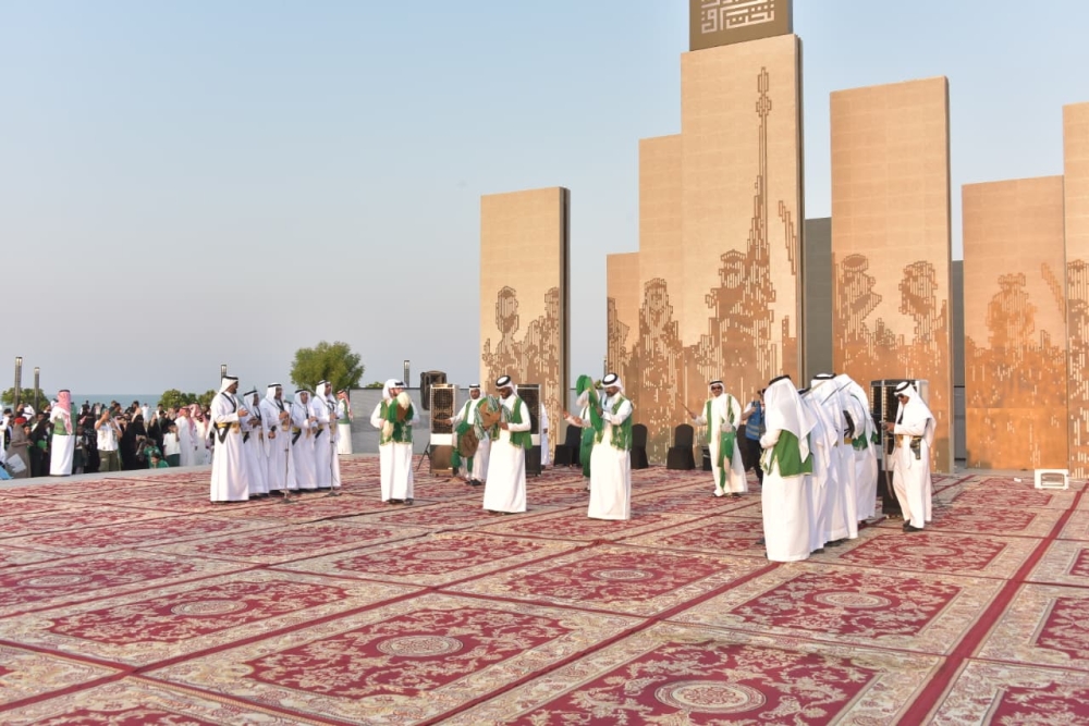 شاهد| العرضة السعودية تشعل الحماس في كورنيش الخبر