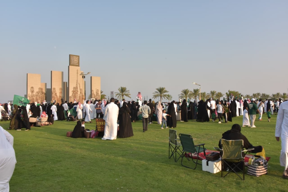 العرضة السعودية تشعل الحماس في كورنيش الخبر - اليوم 