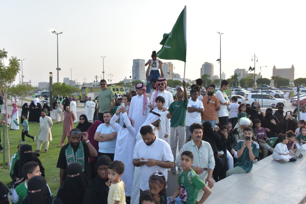 شاهد| العرضة السعودية تشعل الحماس في كورنيش الخبر