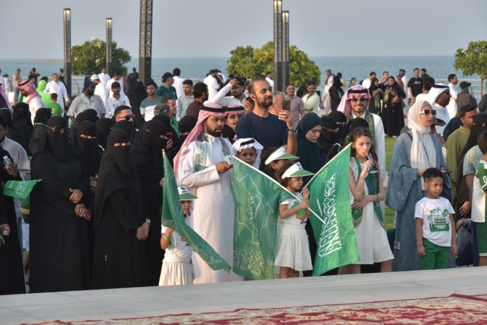 شاهد| العرضة السعودية تشعل الحماس في كورنيش الخبر