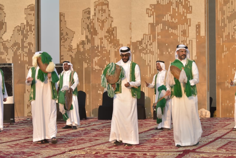 شاهد| العرضة السعودية تشعل الحماس في كورنيش الخبر