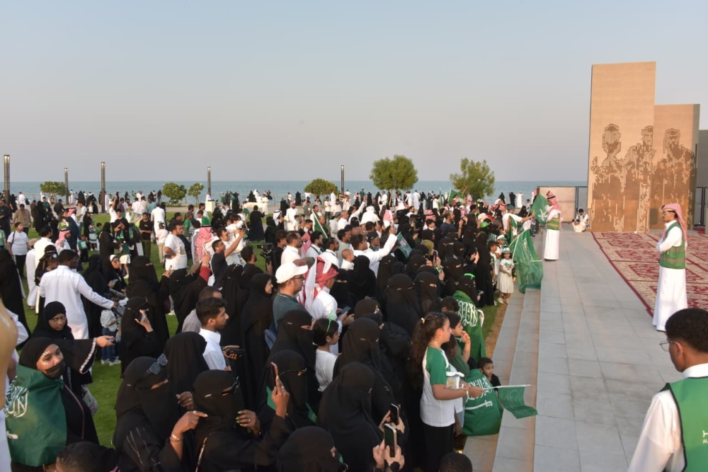 العرضة السعودية تشعل الحماس في كورنيش الخبر - اليوم 