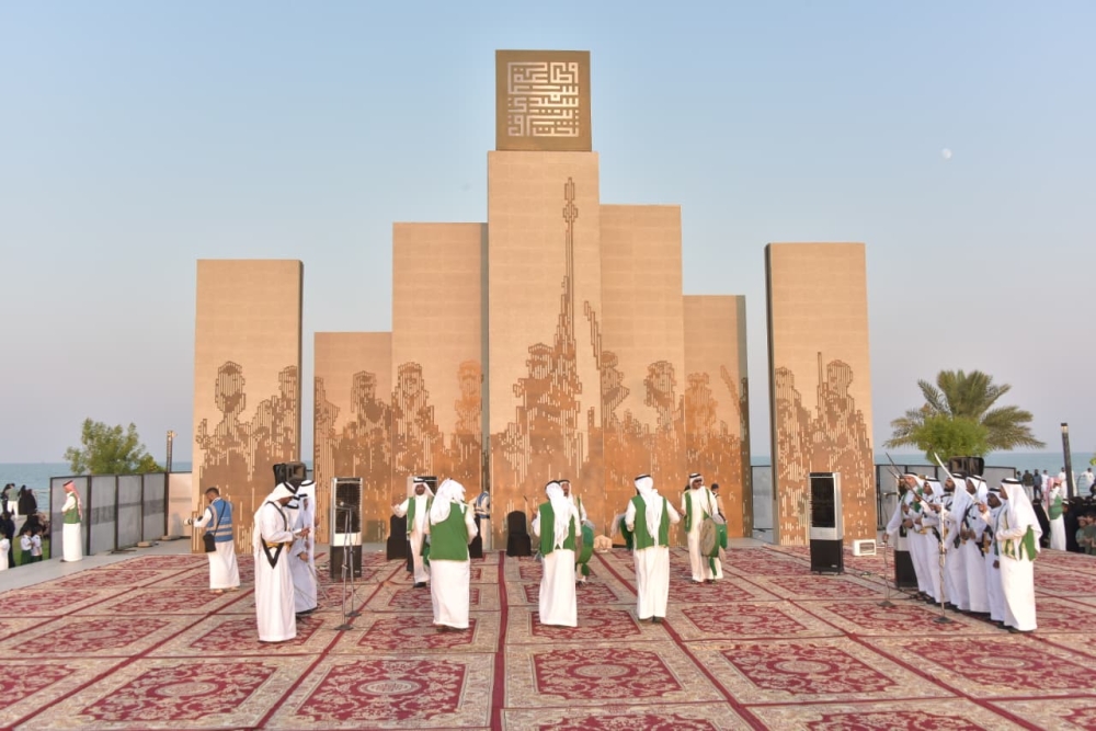 العرضة السعودية تشعل الحماس في كورنيش الخبر - اليوم 