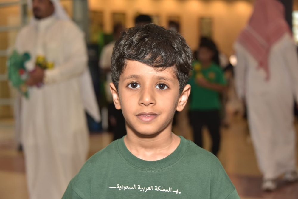 مشهد يفيض فخرًا واعتزازًا.. أصوات الأطفال تصدح بالنشيد الوطني